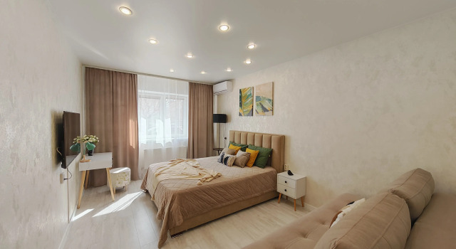 Uyutnaya Odnokomnatnaya Kvartira U Tts Kristall Flat, Prenota Appartamento Hotel a Tyumen Region con parcheggio, Parcheggio