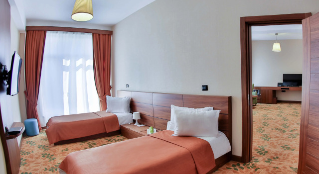 Четырёхместный семейный люкс с видом на горы El Resort Hotel