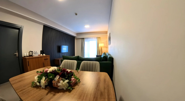 Четырёхместный люкс c 1 комнатой с балконом и с красивым видом из окна First Joy Hotel