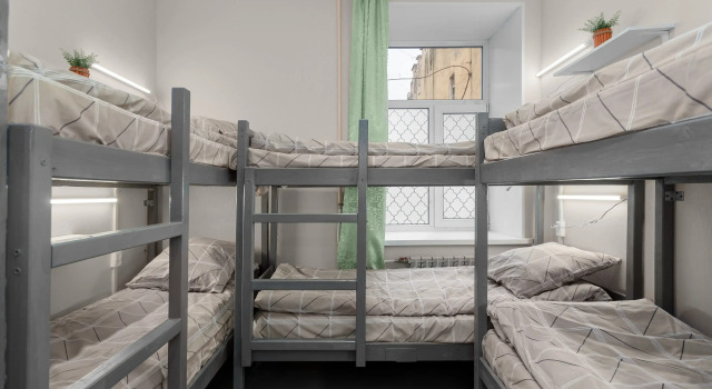 Postel ve společném pokoji a výhledem na město Shervud Lodging house