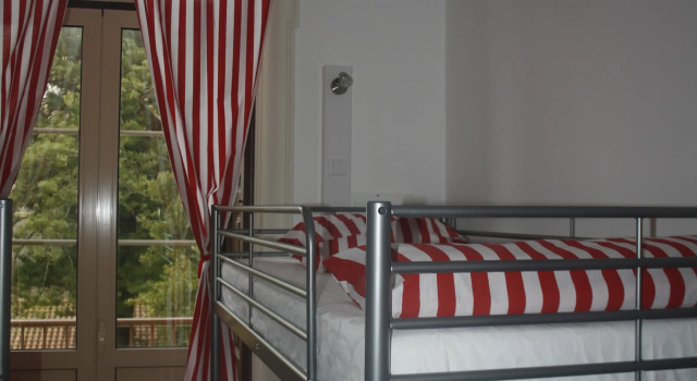 Кровать в общем номере с балконом и с красивым видом из окна Hostel 402
