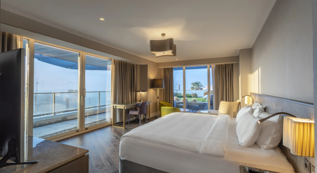 Люкс с балконом и с видом на сад Radisson Blu Hotel Istanbul Ottomare
