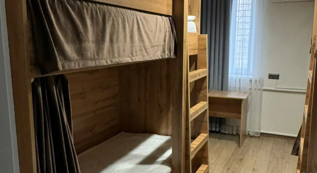 Кровать в общем номере с видом на город Хостел Cozy Hostel