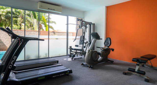 Апартаменты Studio Apartment with King-bed and Pool