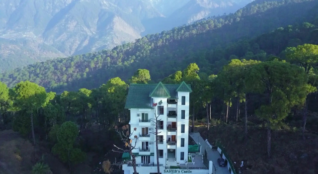 Hotel Saheb's Castle - Best Mountain View & Jacuzzi Suites, McLeodganj, Забронировать Отель Отели штата Химачал-Прадеш 3 звезды, 3*