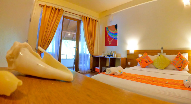 Двухместный номер Deluxe с балконом и с видом на море Гостевой дом Ocean Beach Inn - Maldives