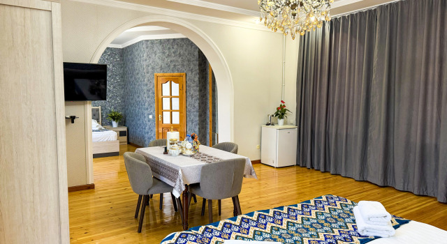 Семейный люкс с балконом Welcome East Hotel