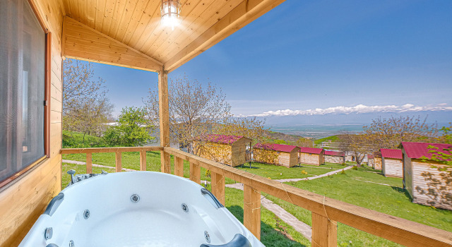 Двухместный полулюкс с балконом и с панорамным видом Villaggio Mirzaani Resort