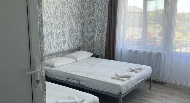 Azname Guest house, Buchen Sie Pension Hotels in Ldzaa mit Pool, Schwimmbad