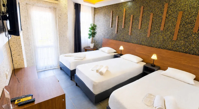 Семейный номер Deluxe с балконом и с видом на сад Luna Hotel