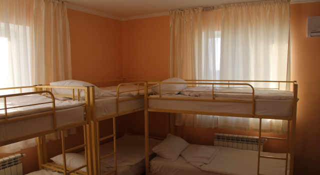 Кровать в общем номере с красивым видом из окна Hostel Home