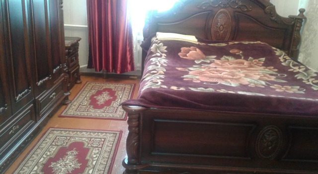 Manas Guest house, Book Pension Hoteller i Issyk-Kul Region med parkering, Parkering