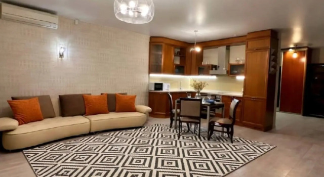Prostornaya Mnogokomnatnaya Kvartira Flat