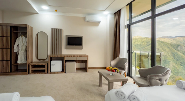 Трёхместный семейный номер Standard с балконом и с красивым видом из окна Hotel Chateau Milisi