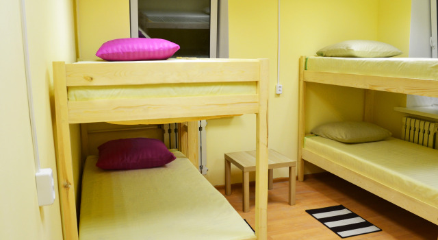 Postel ve společném pokoji pro ženy a výhledem Uyut Hostel