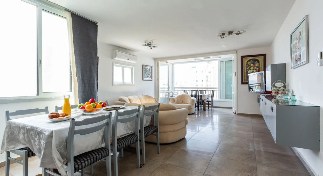 Апартаменты с красивым видом из окна Апартаменты Charming 3 Bdr Sea View Bat Yam #B5