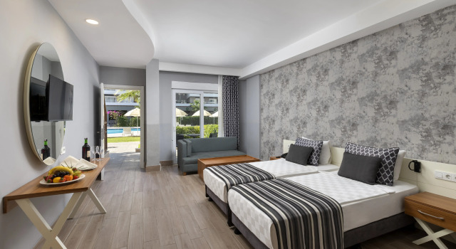 Люкс Deluxe с видом на бассейн Greenwood Suites Resort
