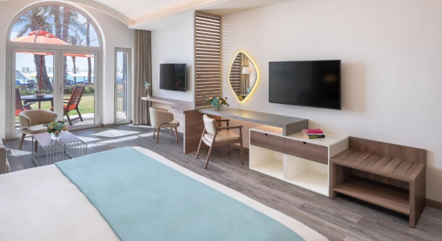 Полулюкс with Dedicated Pool & Beach Beachfront Terrace Отель JA The Resort - JA Palm Tree Court