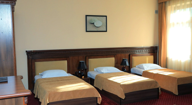 Habitación triple Económica Hotel Diyora