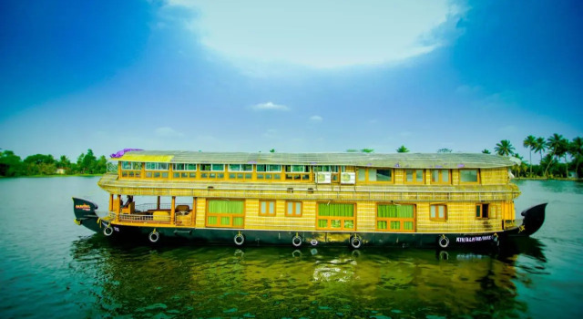Отель Sreekrishna 5bedroom Family Houseboat, Забронировать Отель Отели штата Кералы с парковкой, Парковка