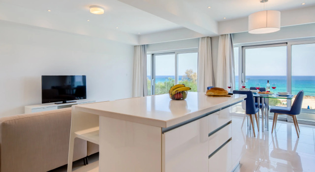 Ocean Suites Luxury Apartments, Rezervovat Apartmán Hotely v Protaras s bazénem, poblíž Fig Tree Bay Beach, Bazén
