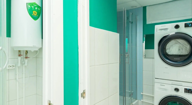 Postel ve společném pokoji pro muže a výhledem na město 7 Days Hostel