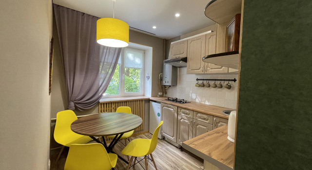Uyutnaya kvartira na naberezhnoy Flat, Rezervovat Apartmán Hotely v Novgorodská oblast s parkováním, Parkování
