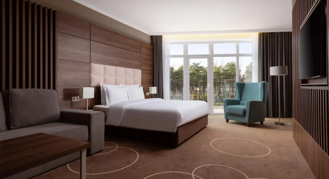 Апартаменты с 2 комнатами с балконом и с видом на бассейн Отель Miracleon Movenpick Resort & SPA Anapa 5*