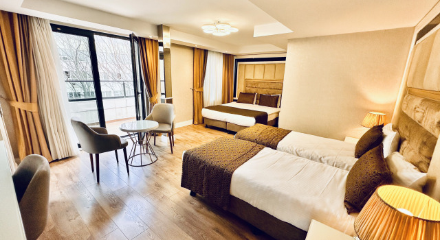 Номер семейный с балконом и с видом на город Отель Pell Palace Hotel & Spa