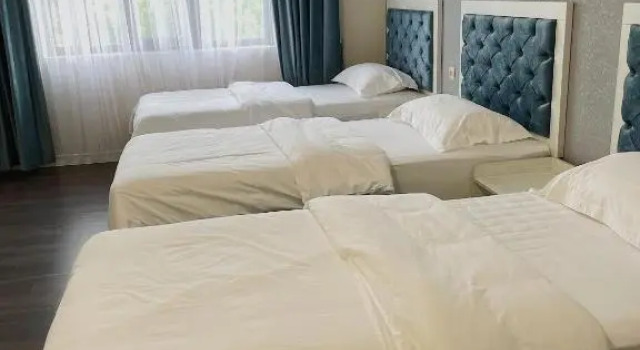 Bett im Wohnheim mit Blick auf den Innenhof Khan Plaza