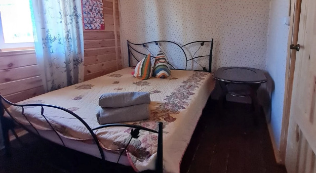 Dom U Ozera Mstizha Guest House, Prenota Affittacamere Hotel economici a Novgorodsky District