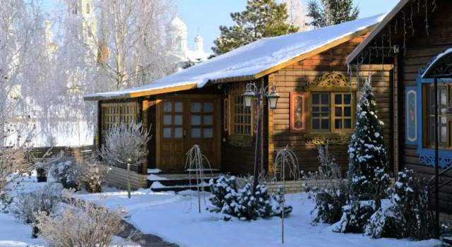 Шестиместный коттедж с видом на реку Гостевой дом Дивный Дворик - Park & Spa