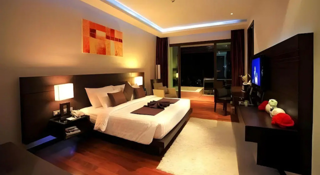 Люкс c 1 комнатой с балконом Club Wyndham Patong Hill Phuket