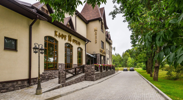 Hotel M-Hotel, Buchen Sie Hotel Somkov Gorodok 
