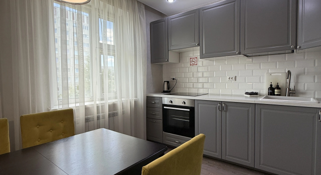 Otlichnaya na Mira 84 Flat, Đặt Căn hộ Khách sạn ở Ural có chỗ đỗ xe, Bãi đậu xe