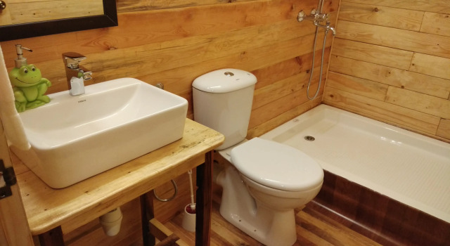 Коттедж с балконом Lazy Frog Guest House