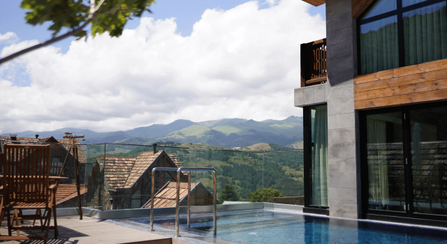 Четырёхместный люкс Roof Pool с балконом Dilijani Tun Hotel & Restaurant
