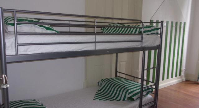 Кровать в общем номере с красивым видом из окна Hostel 402