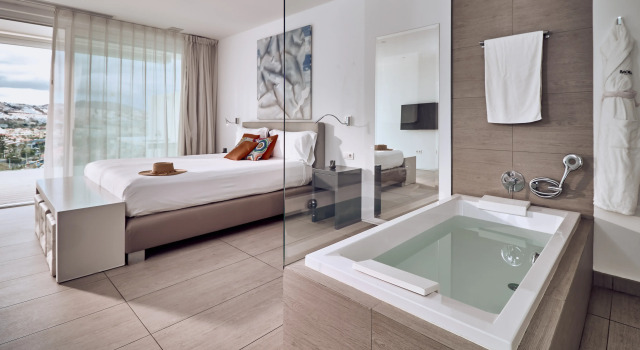 Люкс Serenity Essence Extra Large Room с 2 комнатами с частичным видом на море Domes Baobab Suites