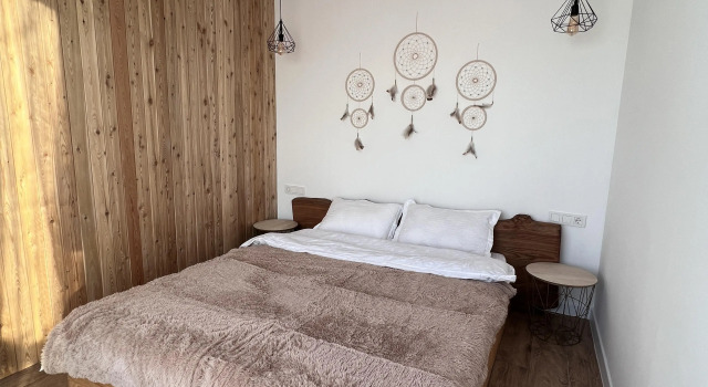 2 soveværelser i hytte med altan med udsigt Alma House Almaty Guest House