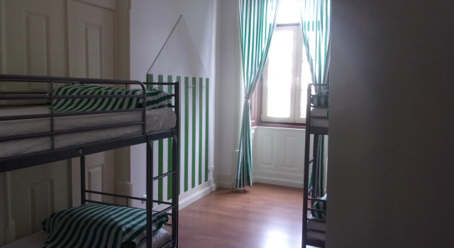 Кровать в общем номере с красивым видом из окна Hostel 402