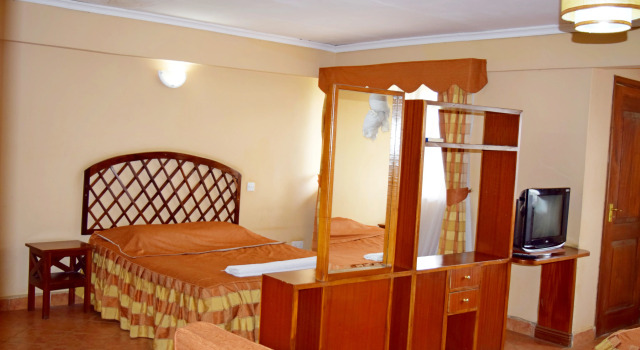 Семейный номер Standard с балконом и с красивым видом из окна YWCA Parkview Suites