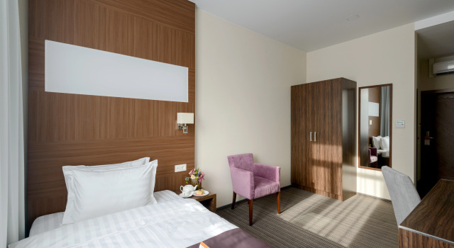 Отель PARK WOOD HOTEL