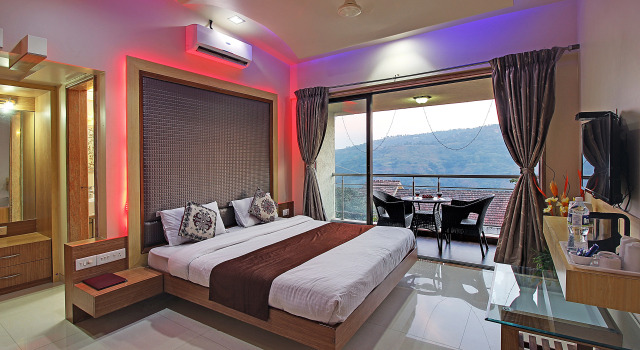 Двухместный номер Deluxe с балконом и с видом на горы Sterling Panchgani