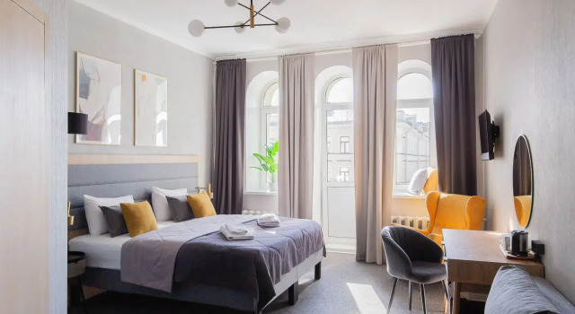 Двухместный номер с видом на Невский проспект Улучшенный с балконом Отель Лопатин Невский 100