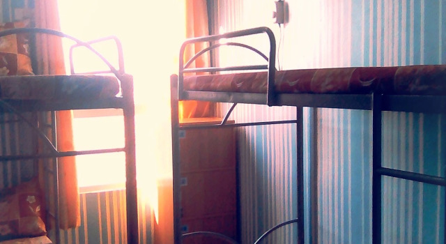 Кровать в общем номере с красивым видом из окна Хостел Samanakan's Seafarers Condotel