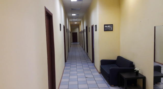 Кровать в общем номере с красивым видом из окна Хостел на Фестивальной