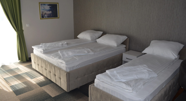 Трёхместный номер Standard с балконом Hotel River