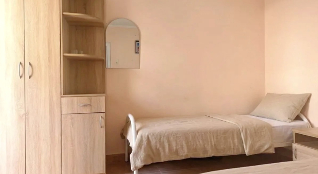 Пятиместный номер Comfort с балконом и с видом на внутренний двор Меблированные комнаты Семейный дом на Виноградной