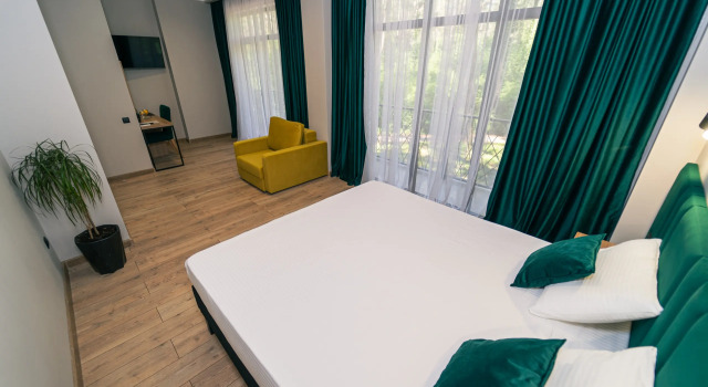 Трёхместный номер Comfort с балконом и с красивым видом из окна Отель Apsa Park-Hotel